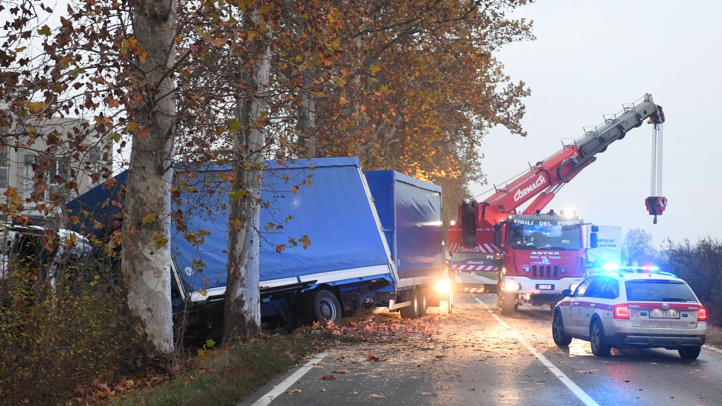 Il camion dopo l’incidente sulla via Emilia