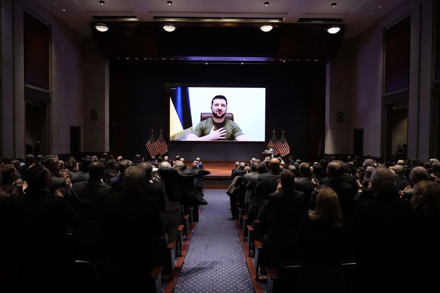 Zelensky parla al congresso Usa collegato da Kiev