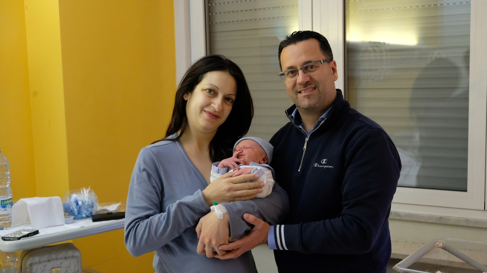 Il piccolo Marco con i genitori Antonella e Domenico