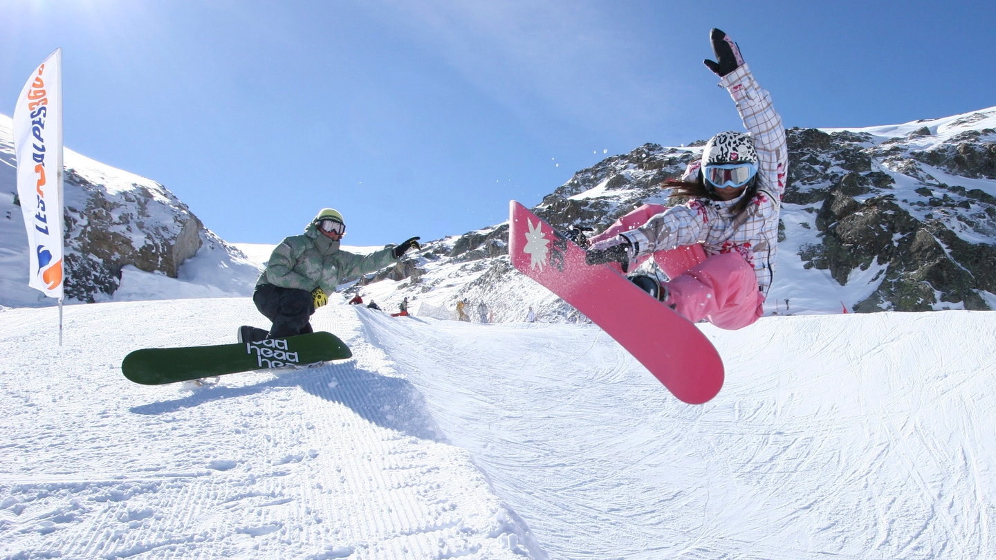 Divertimento sulla neve con gli snowboard