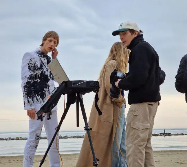La spiaggia di velluto protagonista su Vogue
