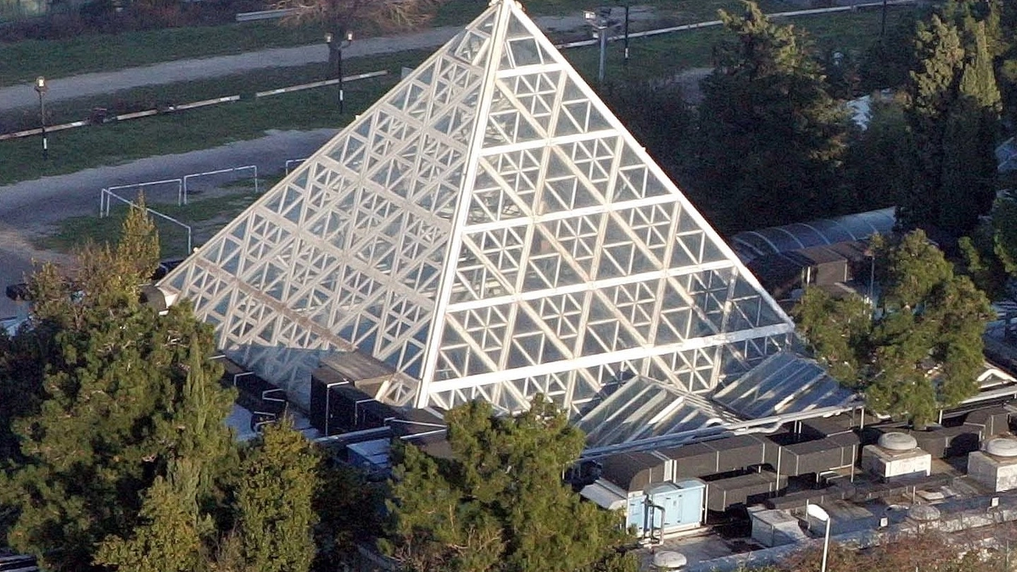 Riccione, la grande piramide trasparente del Cocoricò (Foto Bove)