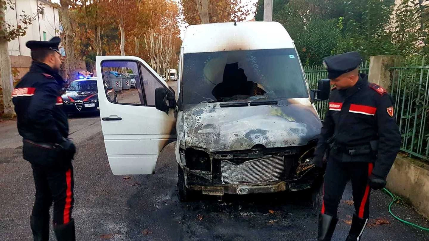 Sugli incendi appiccati ai furgoni di due ditte di spedizioni stanno indagando i carabinieri