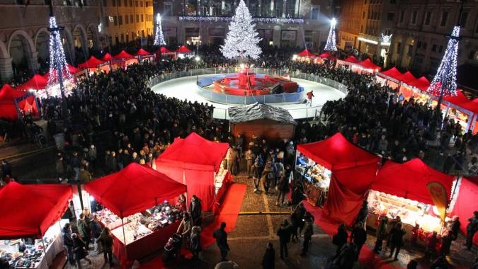 L’eccezionale spettacolo offerto da Pesaro per l’apertura delle festività natalizie