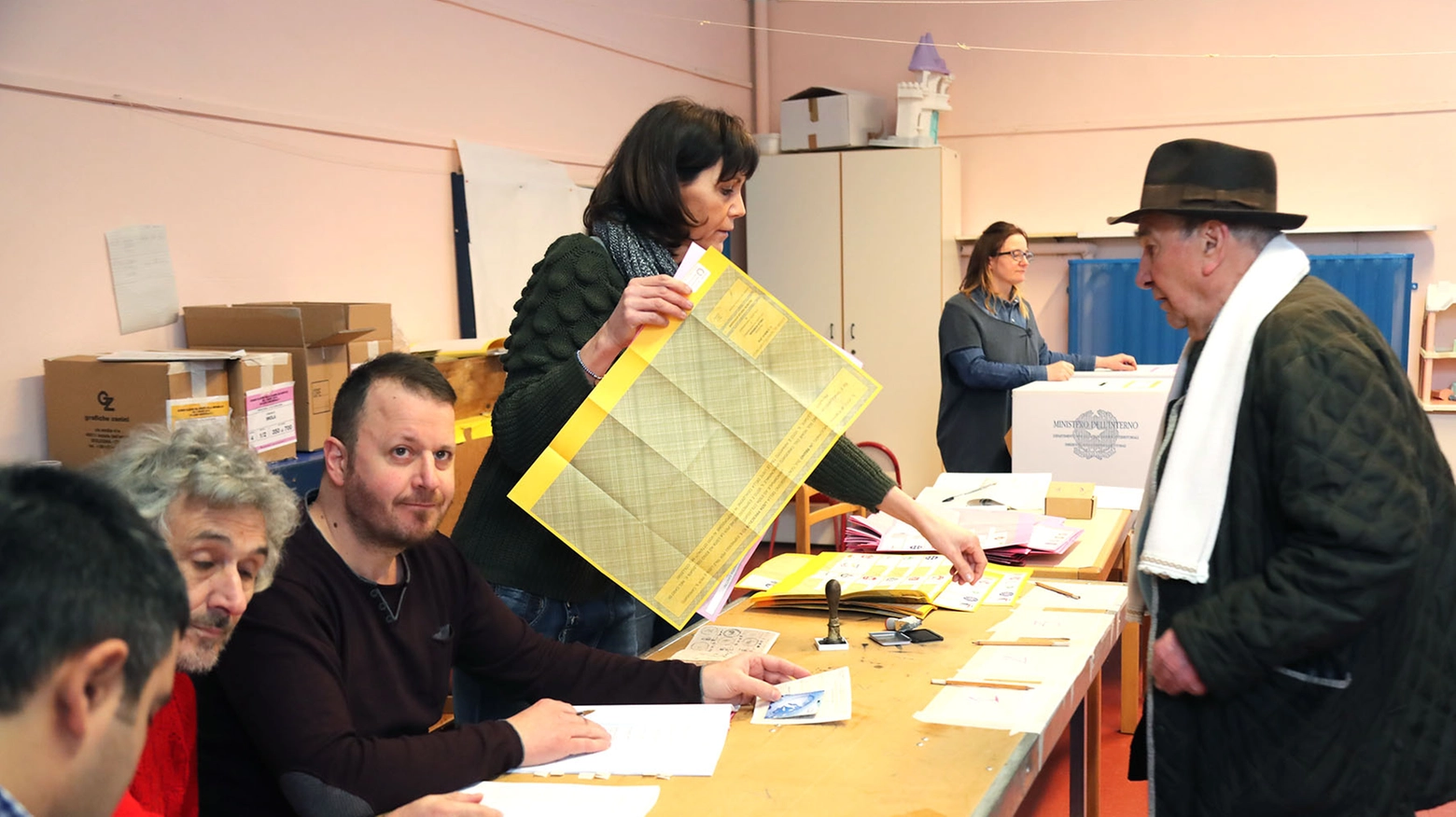 Le operazioni di voto in un seggio di Imola (Isolapress)
