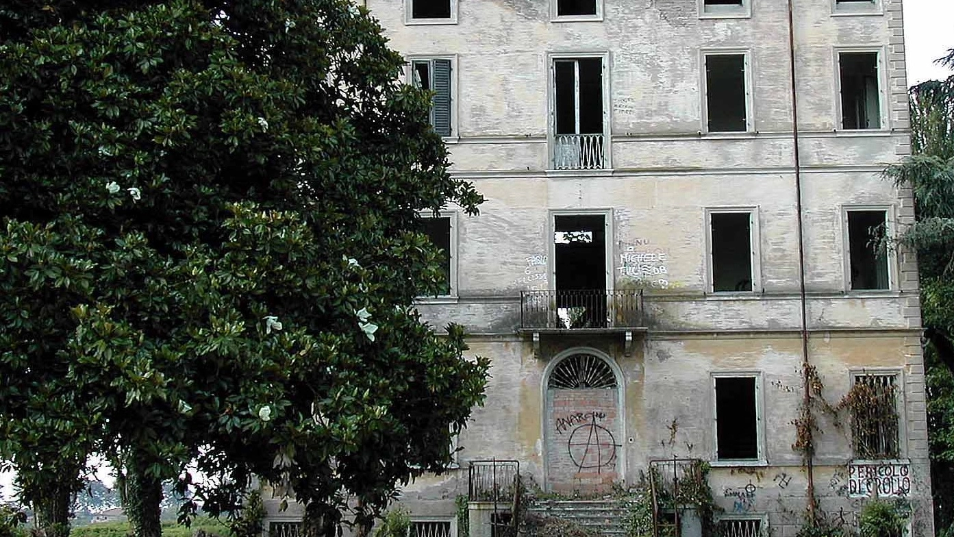 Uno scorcio dell’ex ospedale psichiatrico di Aguscello, ribattezzato la «Casa dei Fantasmi» 