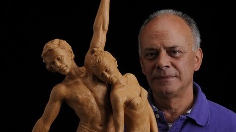 Lo scultore Damiano Taurino che espone alla galleria ex Pescheria