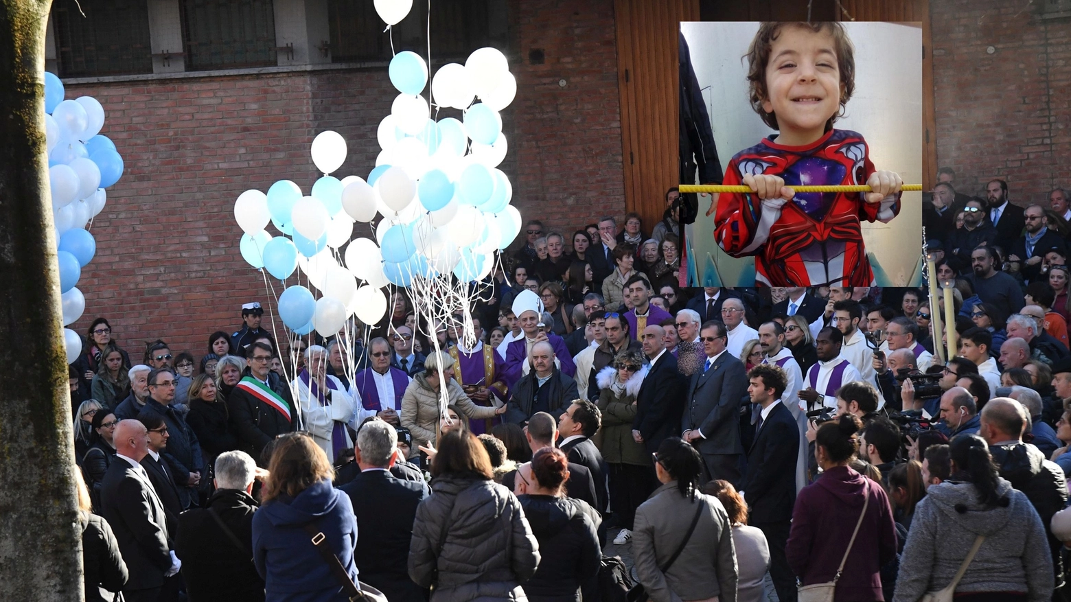 Palloncini bianchi e azzurri al funerale di Gianlorenzo Manchisi (nel riquadro), Schicchi