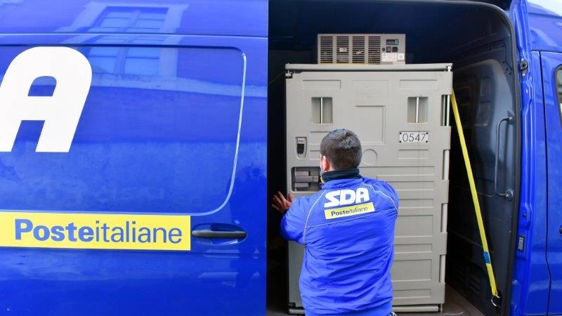 Consegna dei vaccini attraverso Sda, società di Poste Italiane