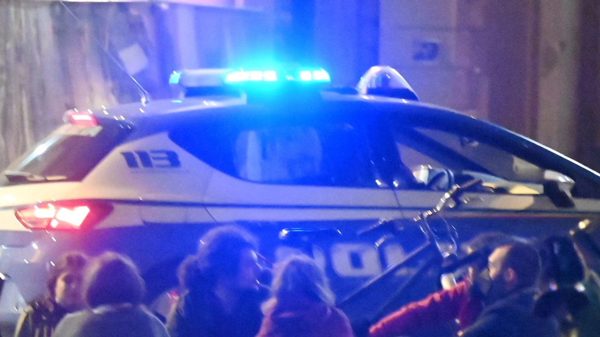 Un intervento della polizia in piazza Verdi