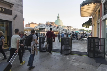 Ticket d’ingresso a Venezia, la novità del 2024: regole, esenzioni e il calendario dei giorni a pagamento. Limiti anche alle comitive di turisti
