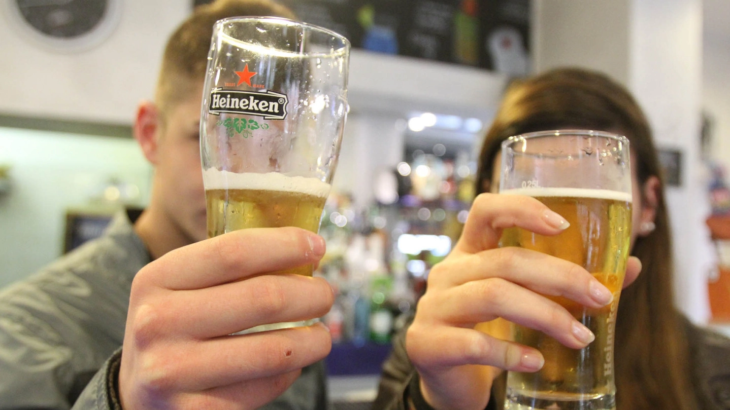 Due giovani bevono della birra (foto archivio)