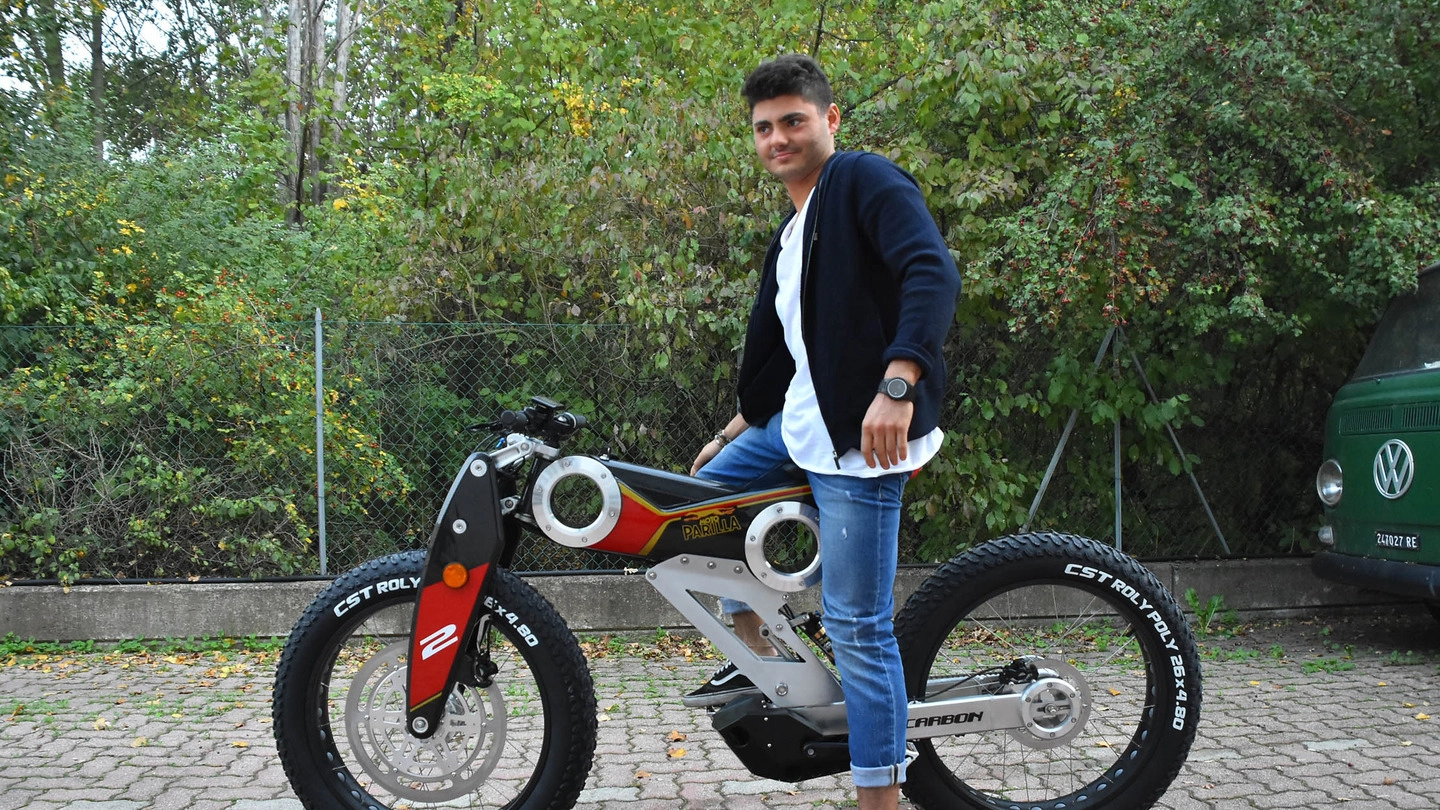 Filippo Beltrami, 21 anni, in sella alla magnifica due ruote super tecnologica