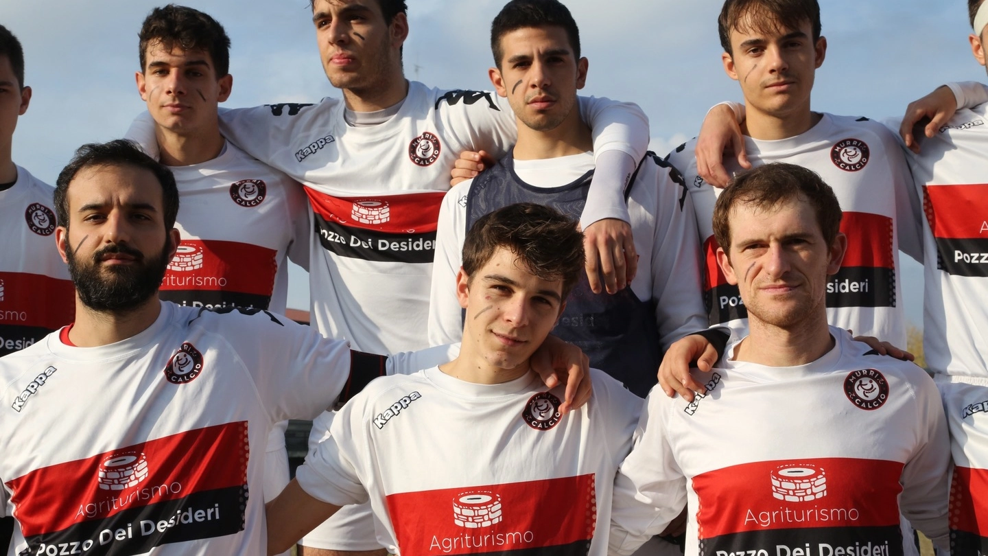 La squadra del Murri Calcio con un segno nero sul viso contro il razzismo (FotoSchicchi)