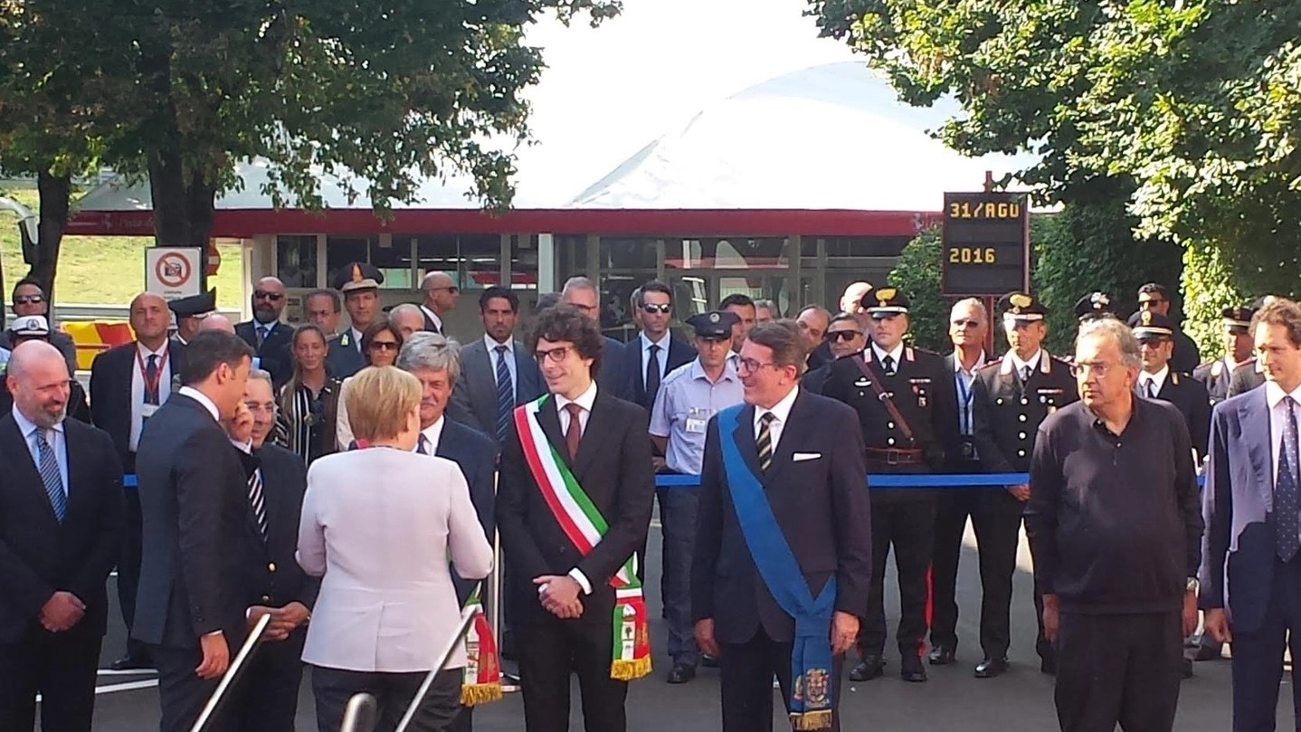 Renzi e Merkel salutano le autorità locali, l’ad di Fca Marchionne e il presidente Fca John Elkann