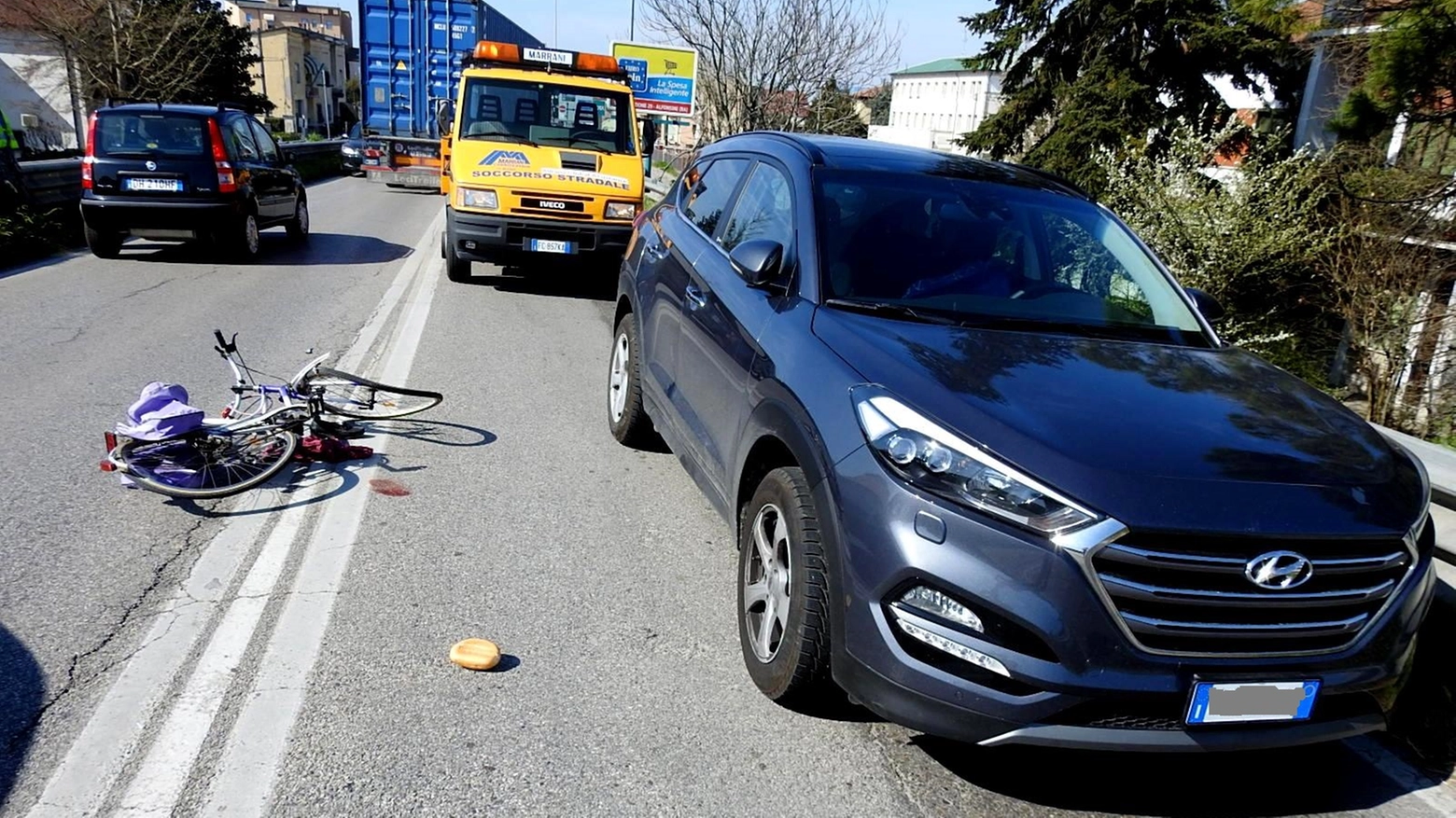 Alfonsine, paura per una ciclista investita da un'auto sull'Adriatica (Foto Scardovi)
