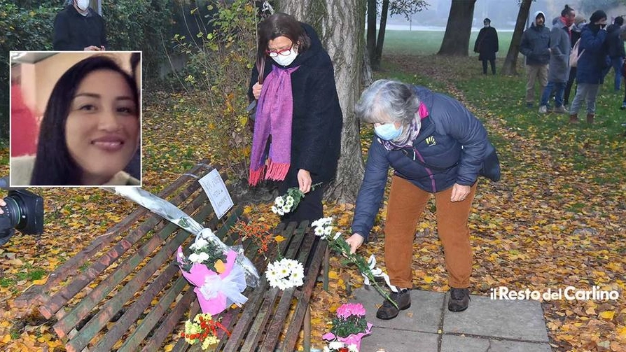 I fiori per Cecilia Hazana (nel riquadro piccolo) uccisa nel parco