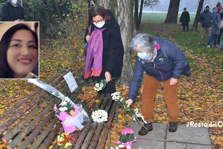 I fiori per Cecilia Hazana (nel riquadro piccolo) uccisa nel parco