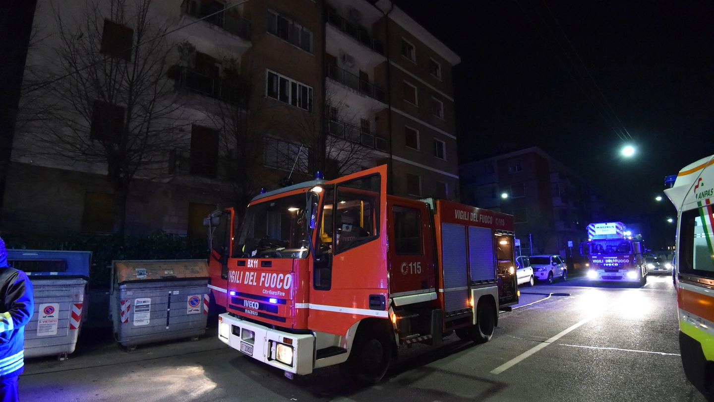 Bologna, incendio al civico 5 di via Ruggi (Schicchi)