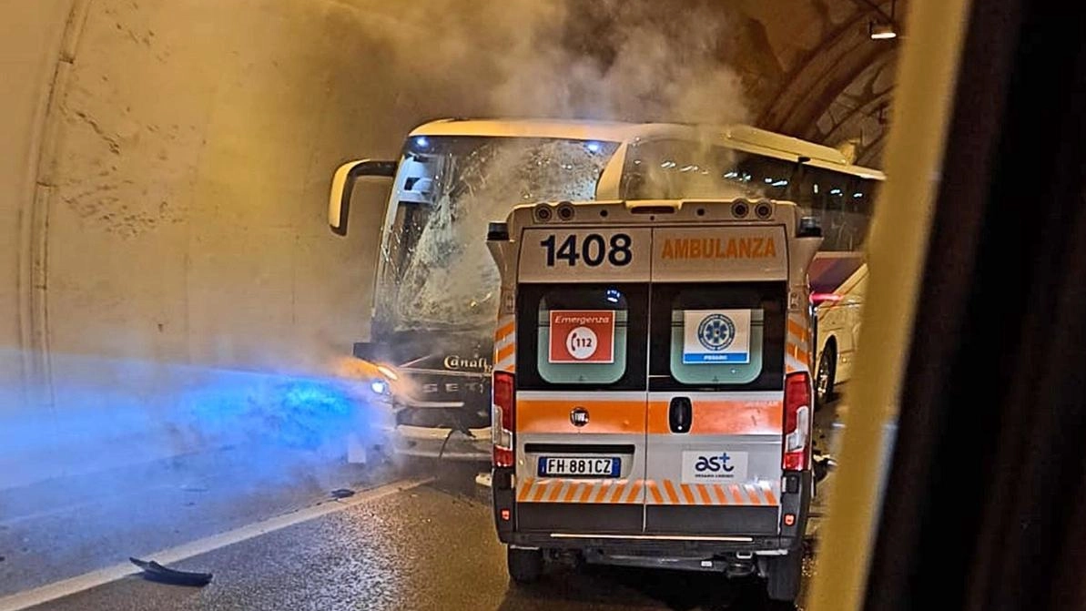 Inferno di fuoco . Quattro morti  nell’ambulanza. Bimbi in fuga dal bus