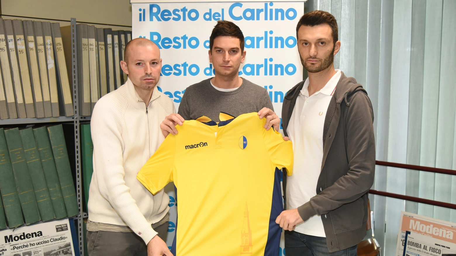 I tre dipendenti del Modena ieri in redazione mostrano una maglia del club