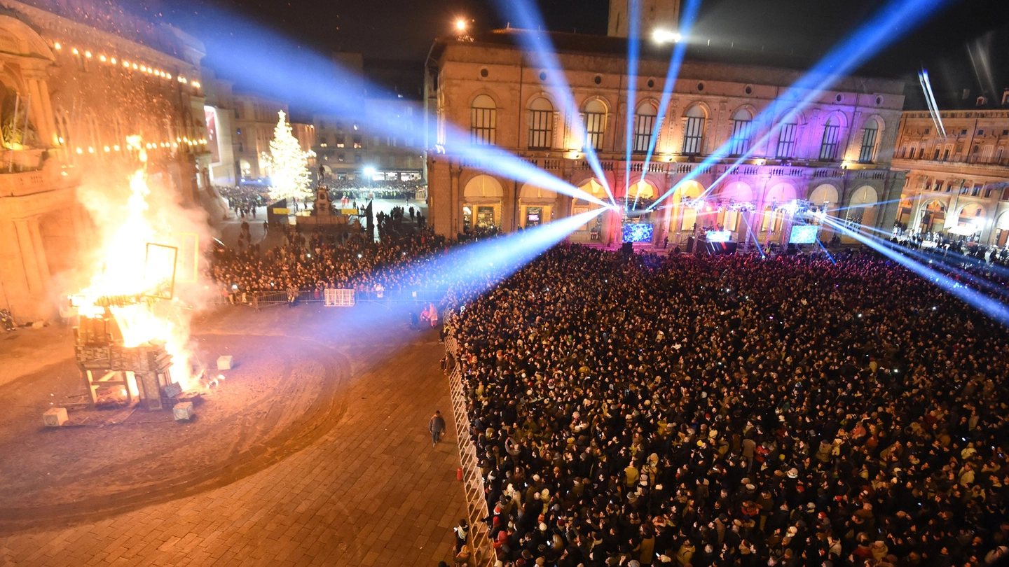 Capodanno in piazza a Bologna: una festa di sicuro successo (foto Schicchi)