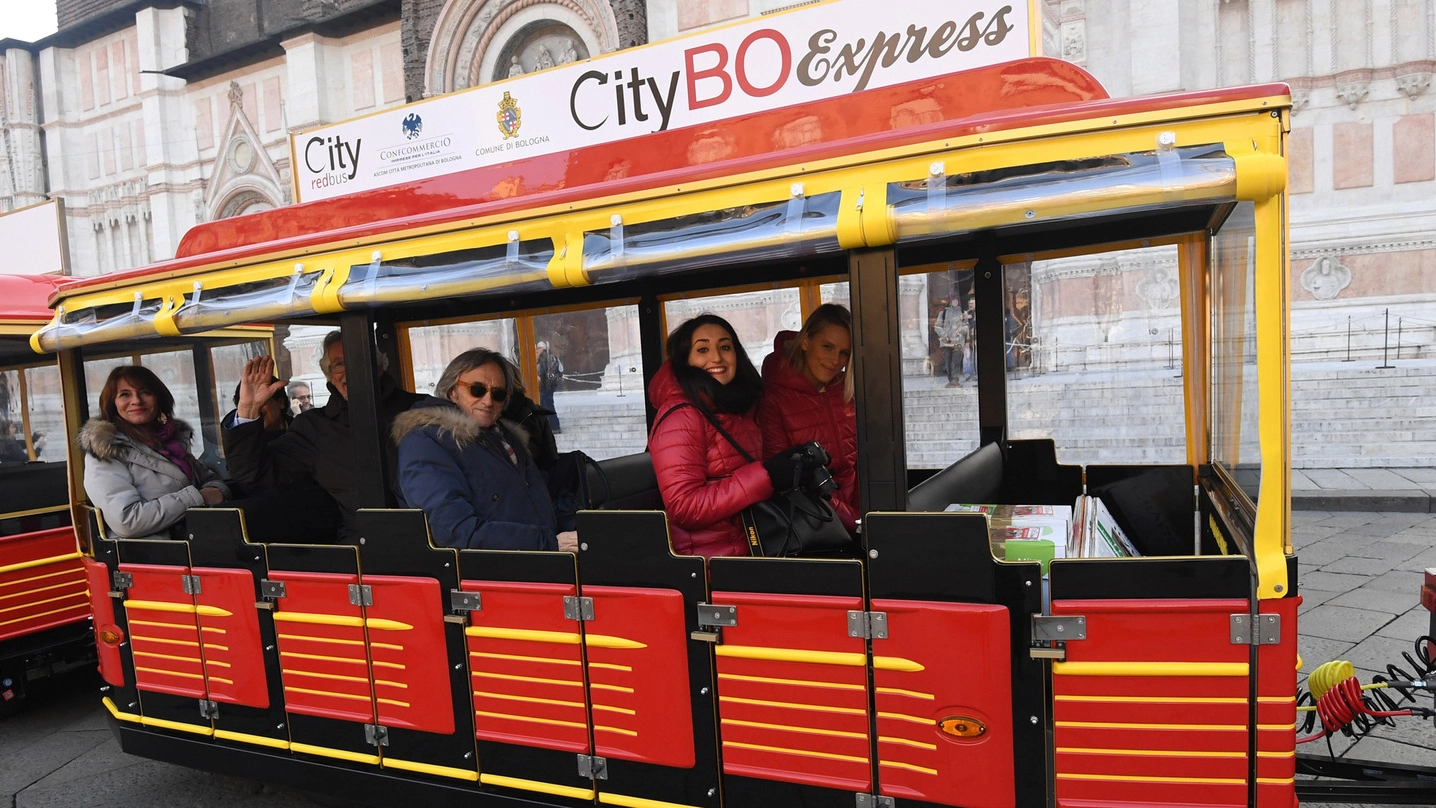 Il nuovo trenino elettrico che nei giorni festivi  farà la spola in centro storico (Foto Schicchi)