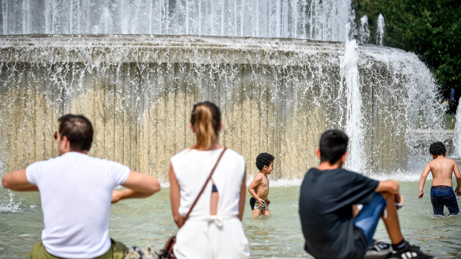 Turisti cercano refrigerio nelle fontane
