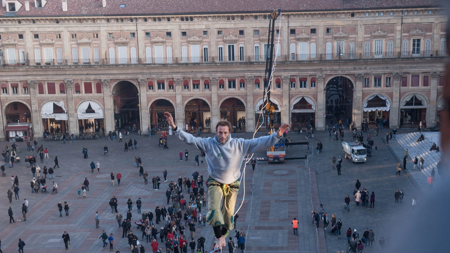 Un funambolo su piazza Maggiore