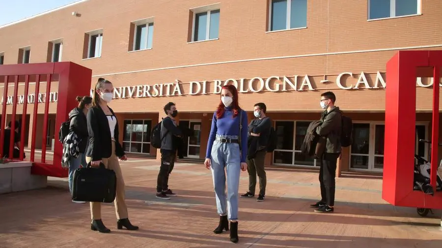 Studenti universitari davanti al Campus di Cesena