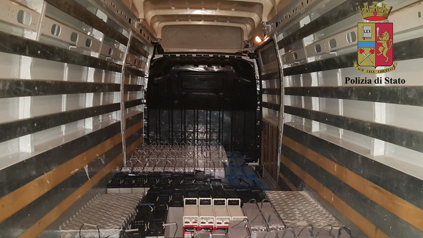 Le 83 batterie trovate dagli agenti della stradale di Modena Nord nel furgone