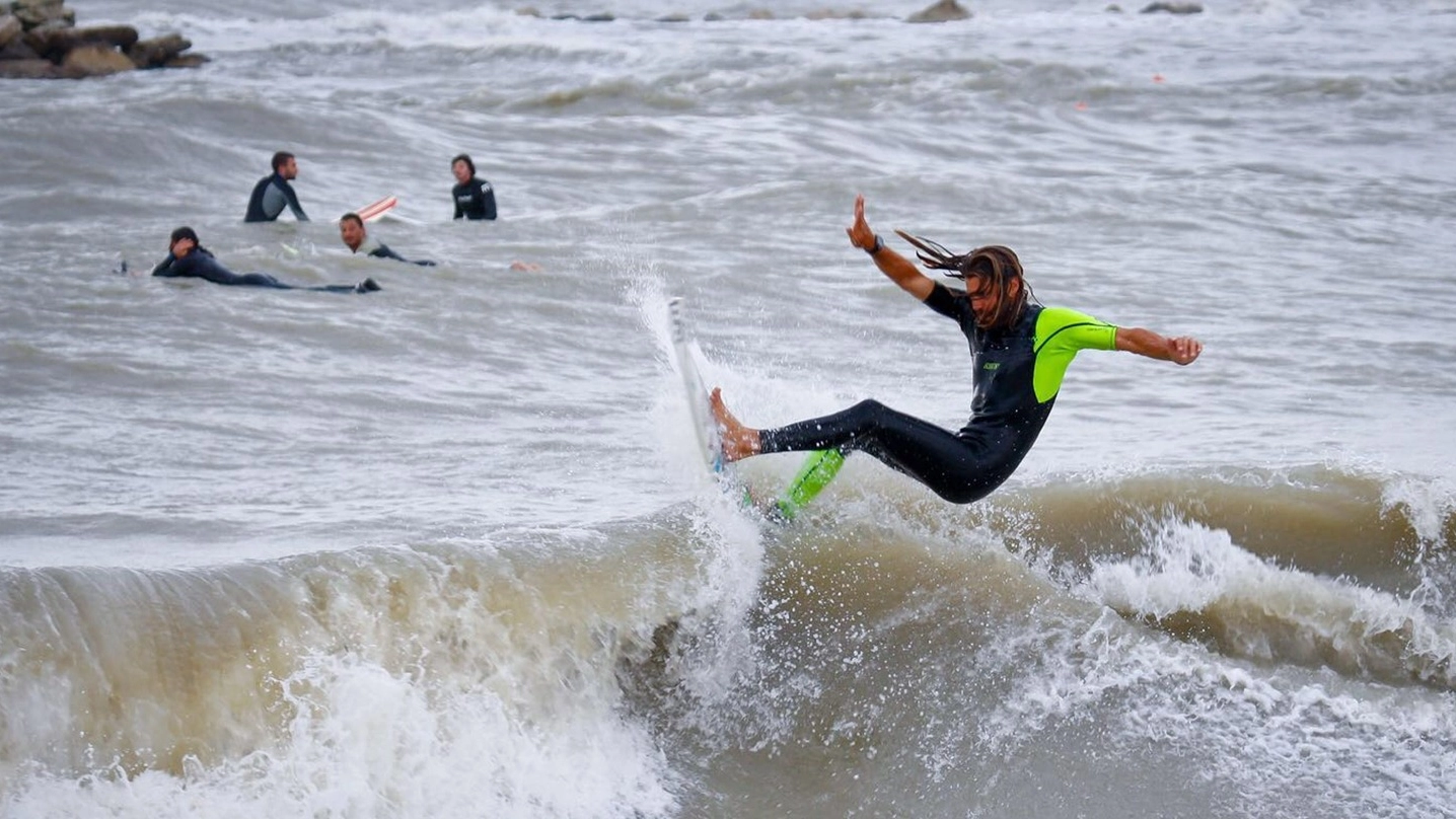 Un surfista fra le onde (foto Ravaglia)