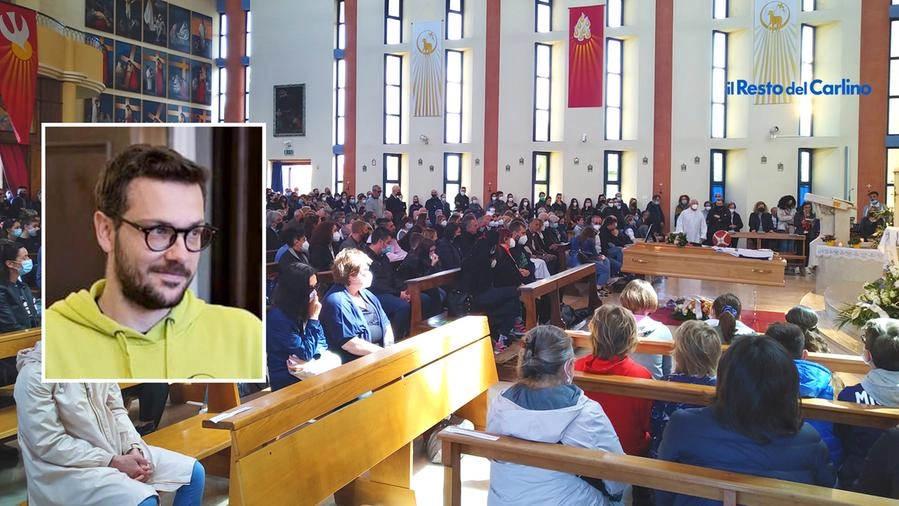 La chiesa gremita di gente al funerale di Andrea Sciarrini
