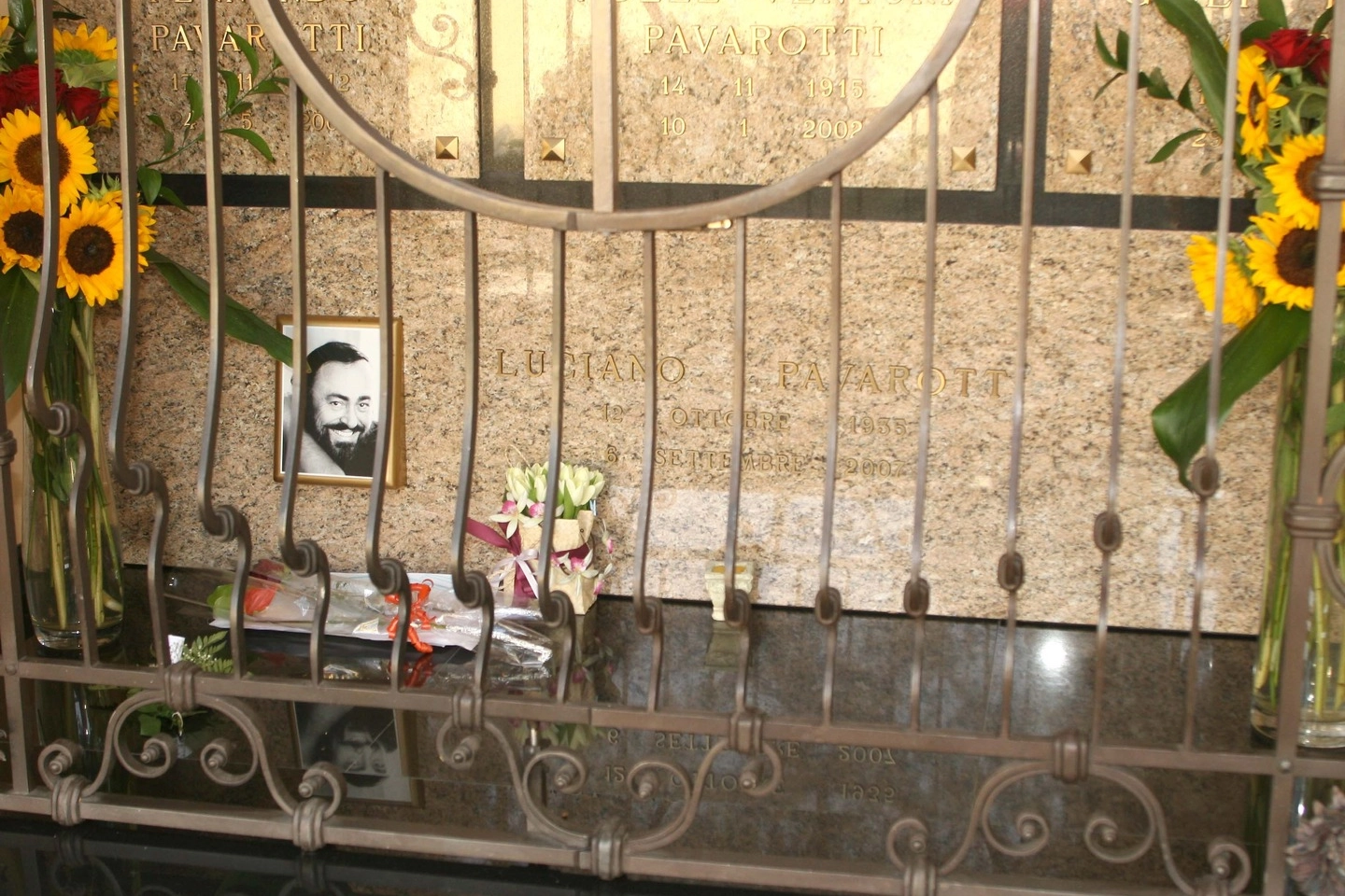 La tomba di Luciano Pavarotti