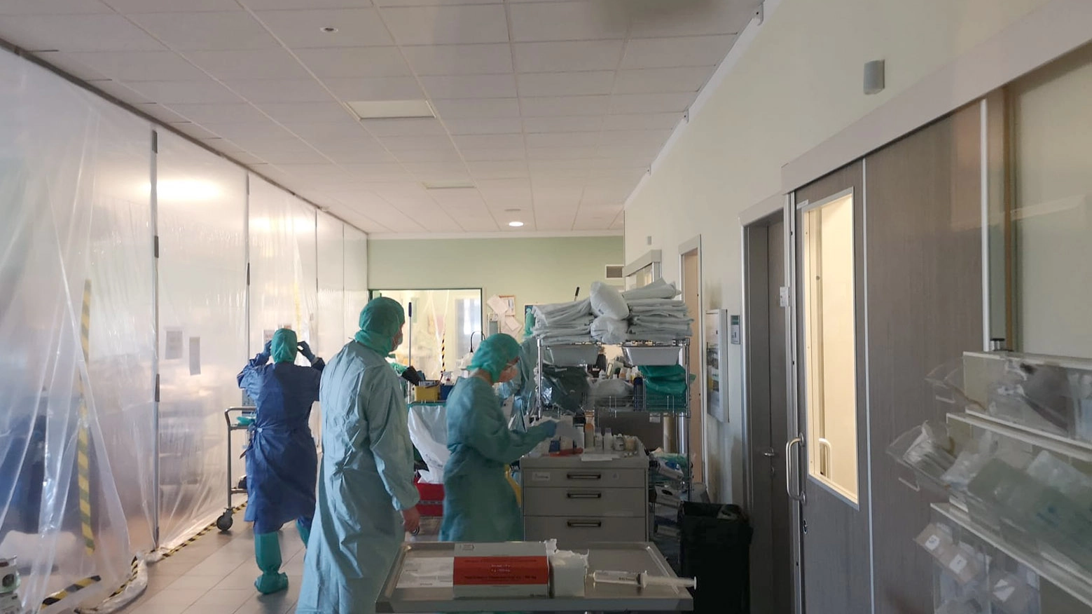 L'ospedale di Imola impegnato nell'emergenza coronavirus (Foto Isolapress)