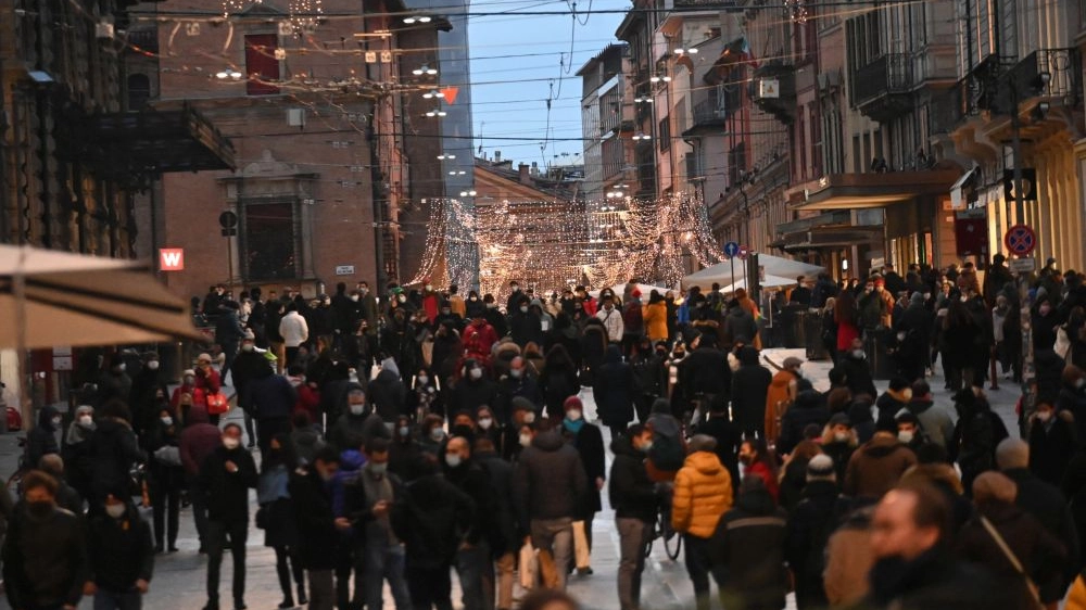Le gente in centro a Bologna nel giorno dell'Immacolata (foto Schicchi)