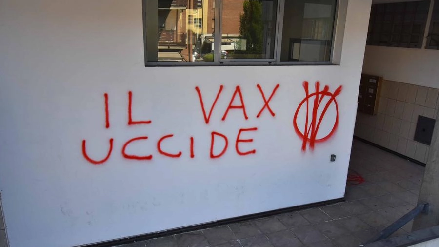 L'attacco con scritte No vax all'Ordine dei medici di Reggio Emilia (foto Artioli)