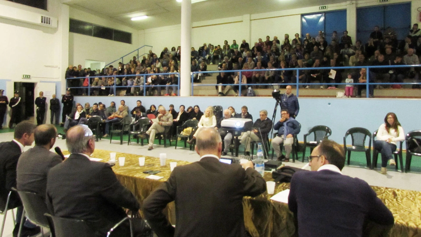 Nella palestra di Mombaroccio ha avuto luogo la prima assemblea tra i mombaroccesi e i sindaci Vichi e Ricci 