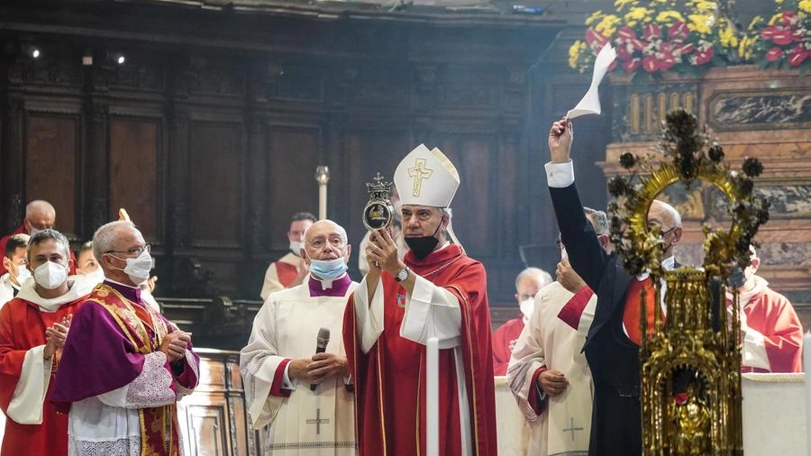 L'arcivescovo Battaglia con l'ampolla, mentre sventola il tradizionale fazzoletto bianco