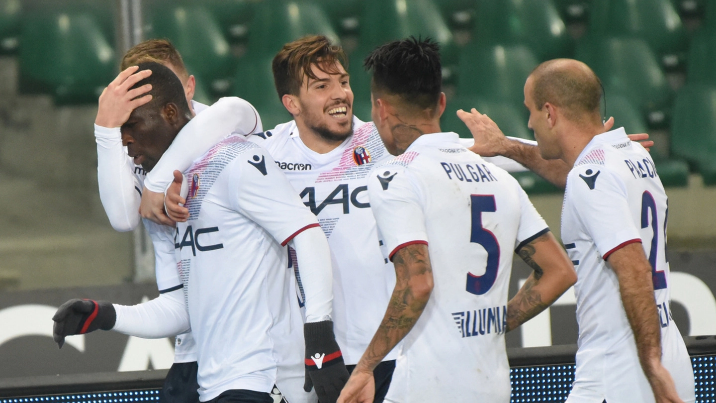 I giocatori del Bologna festeggiano Donsah dopo il gol decisivo (foto Schicchi)