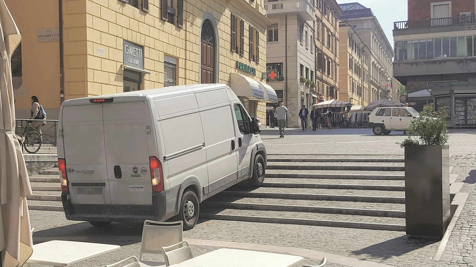 Ancona, il furgone della Multiservizi 'sale' le scale delle Tredici cannelle (Foto Antic)
