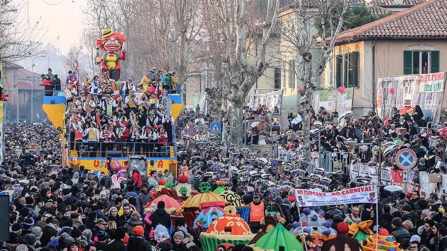 Domenica scorsa, debutto del Carnevale, sono state calcolate 50mila persone (Fotoprint)