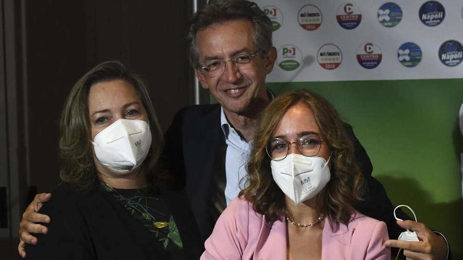 Il nuovo sindaco di Napoli, Gaetano Manfredi con la moglie Cettina e la figlia Sveva