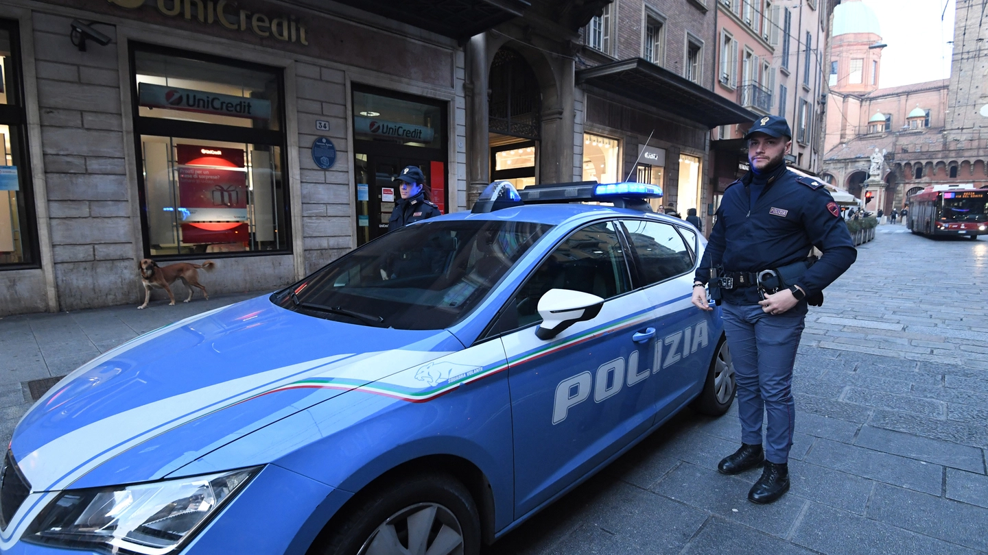 Bologna, rapina in via Rizzoli: sul posto la polizia (FotoSchicchi)