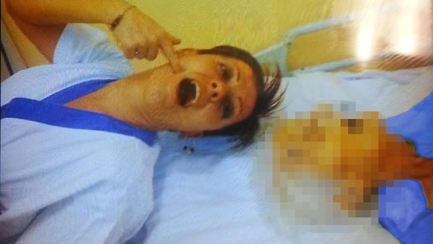 Uno degli scatti incriminati: Daniela Poggiali con una paziente deceduta