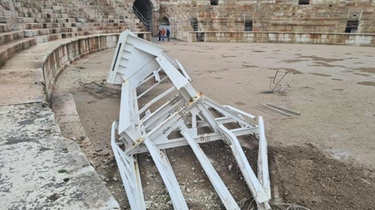 Verona, crolla un pezzo della stella di Natale: danneggiati i gradoni dell'Arena