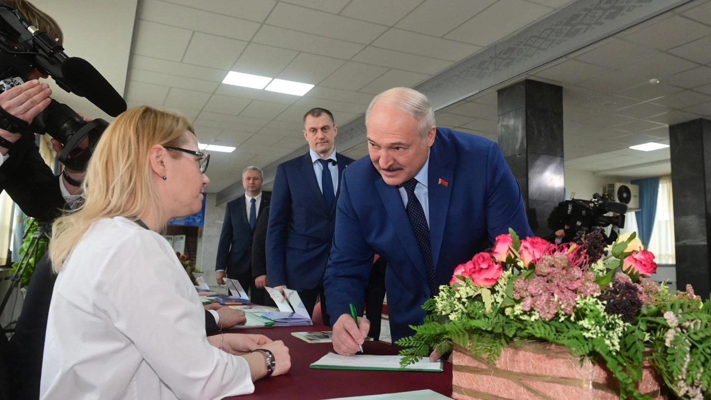 Il presidente-padrone della Bielorussia Aleksandr Lukashenko al voto