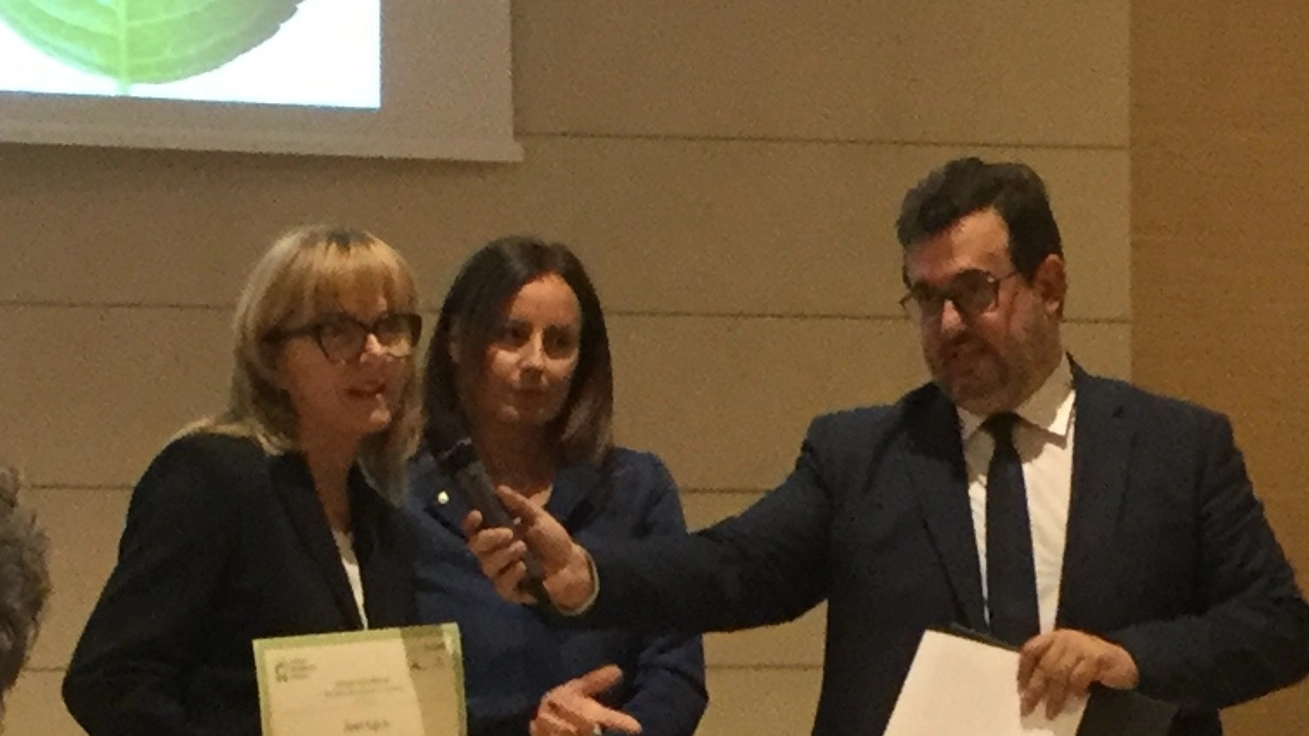 La presidente di Aset spa Lucia Capodagli mentre ritira il premio