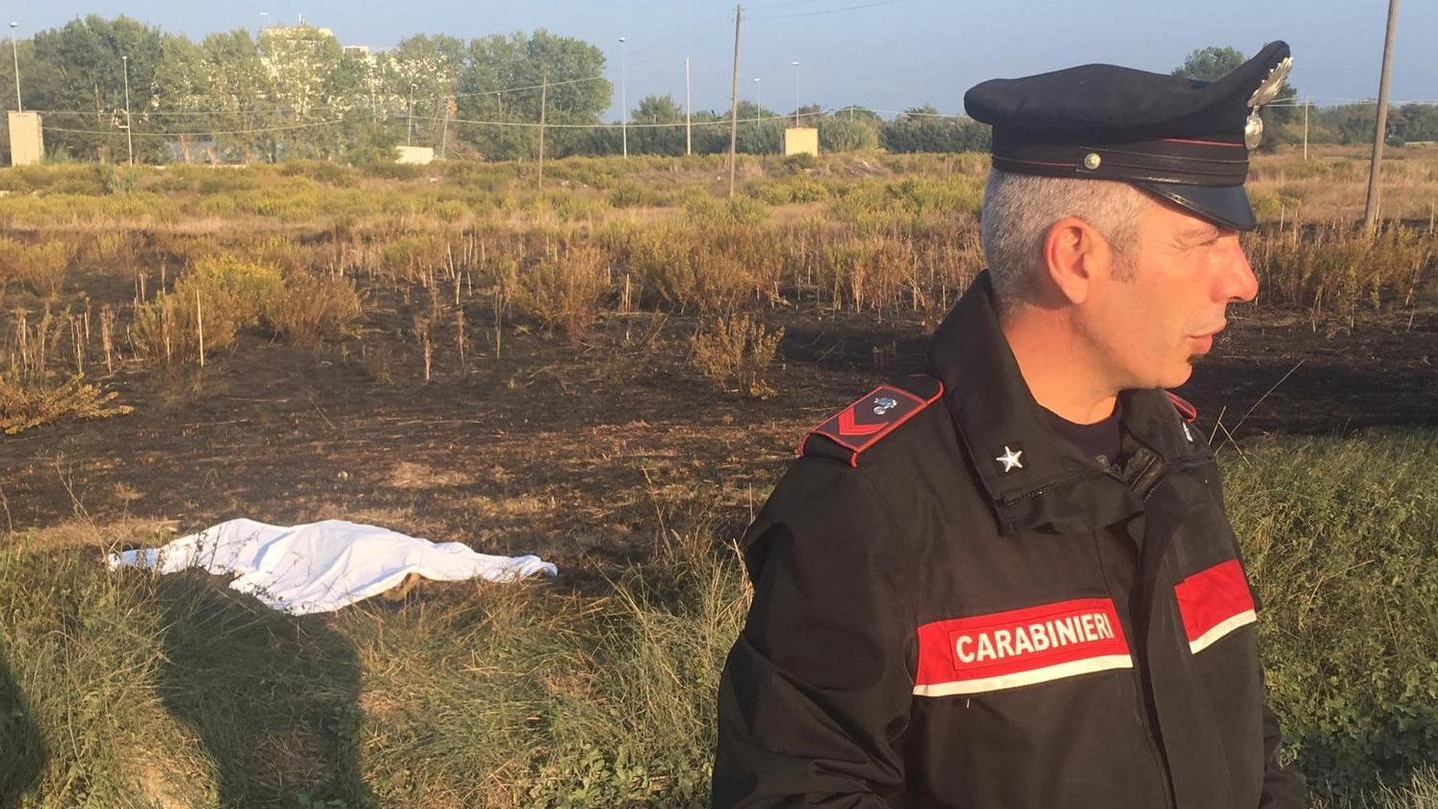 Un carabiniere e il corpo della vittima coperto dal lenzuolo (foto De Marco)