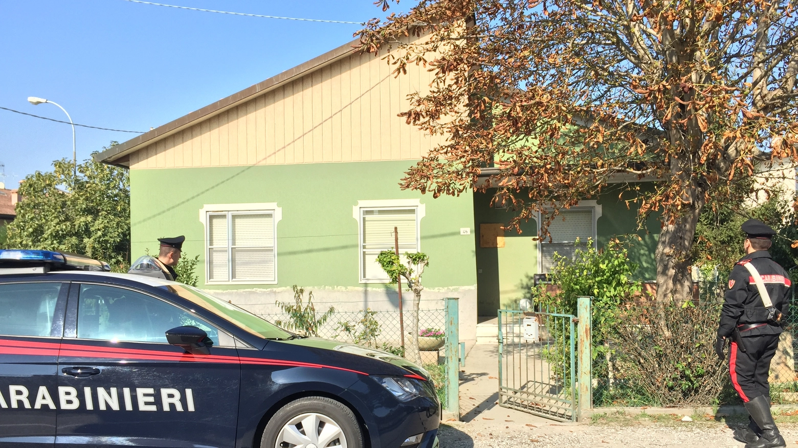 I carabinieri davanti alla casa dell'anziano aggredito (Mascellani)